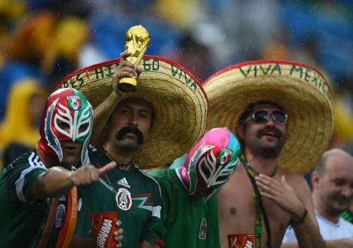 Fanáticos mexicanos apoyando a México contra Camerún (Estadio das Dunas - 13/06/14) / Photo by: Matthias Hangst - Getty Images for Sony
