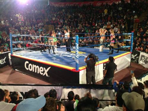 Faby Apache, Lolita y la debutante Jarochita vs. Taya Valkyrie, Jennifer Blake y Mary Apache / Palenque de la Feria en Pachuca, Hgo. – 3 de febrero de 2013 / Image by @Lucha_Libre_AAA en Twitter