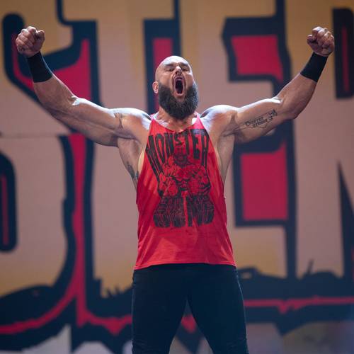 Superluchas - Un luchador, Braun Strowman, con los brazos en alto.