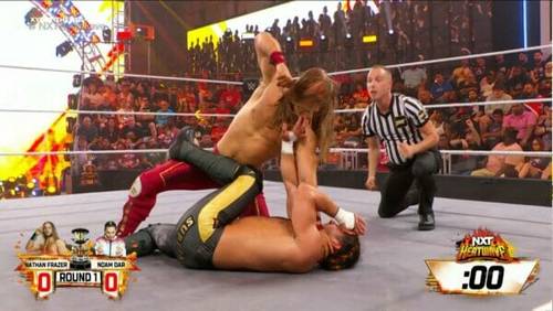 Dos luchadores compiten en un combate de lucha libre de WWE NXT.