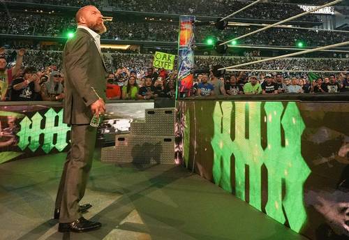 Triple H se mofa de AEW
