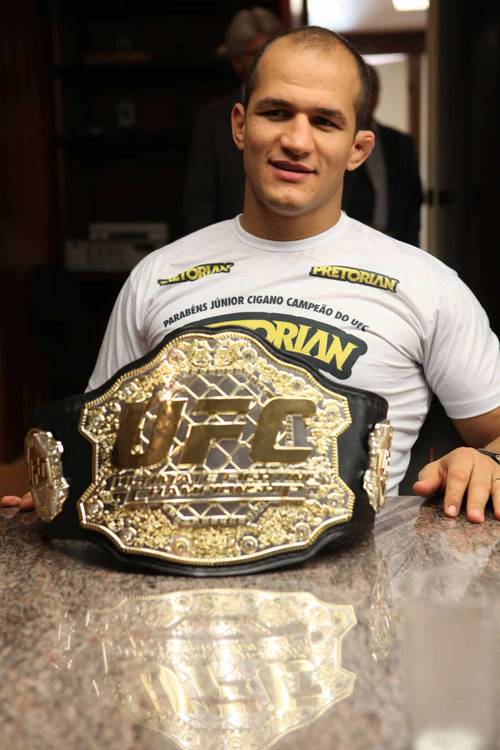 Junior Dos Santos con el título máximo UFC / Photo by Gov/Ba - Creative Commons License