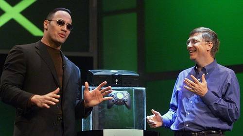 The Rock presentó el Xbox junto a Bill Gates en 2001