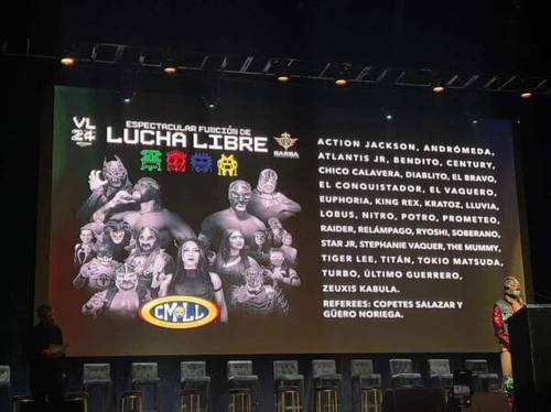 Superluchas - Un grupo de personas paradas frente a una pantalla grande en Vive Latino 2024.
