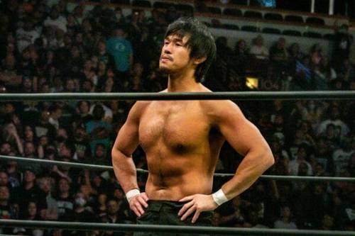 Superluchas - Katsuyori Shibata, un luchador de AEW, de pie en el ring con las manos en las caderas mientras contempla acabar carrera.