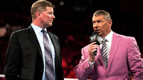 John Laurinaitis y Vince McMahon en WWE RAW