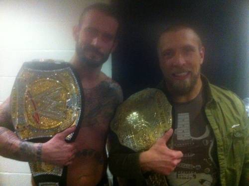 Dos Campeones Independientes: CM Punk, WWE Champion y Daniel Bryan, WWE World Heayvweight Champion (18.12.11) / Twitter.com@CMPunk