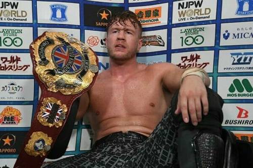 Will Ospreay ostenta con orgullo un cinturón de campeón, lo que representa el momento más importante de su carrera como luchador.