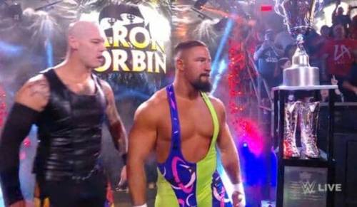 Superluchas - Los luchadores de WWE NXT Joe Gacy y Dijak parados uno al lado del otro en un escenario.