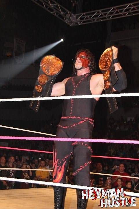 KANE -WWE Tag Team Champions- en Trenton, New Jersey (19/10/12) / Photo by: Digital Charlie – HeymanHustle.com
