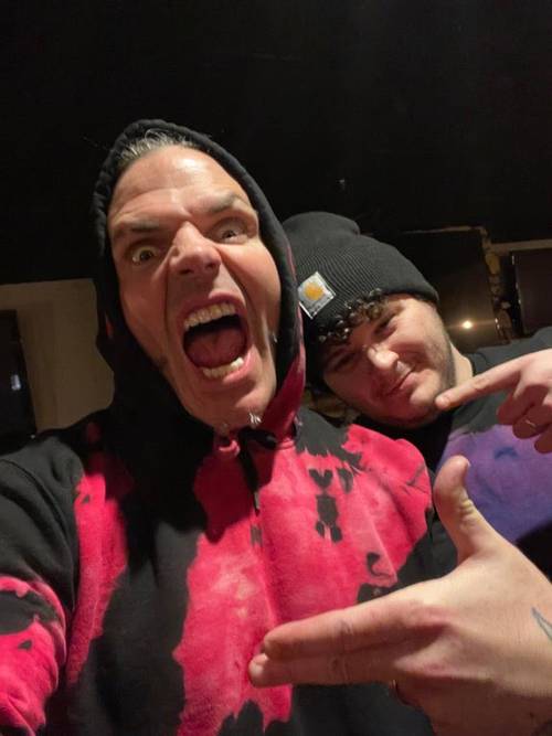 Jeff Hardy y un fan en Rockford, Illinois, el 18 de diciembre de 2021