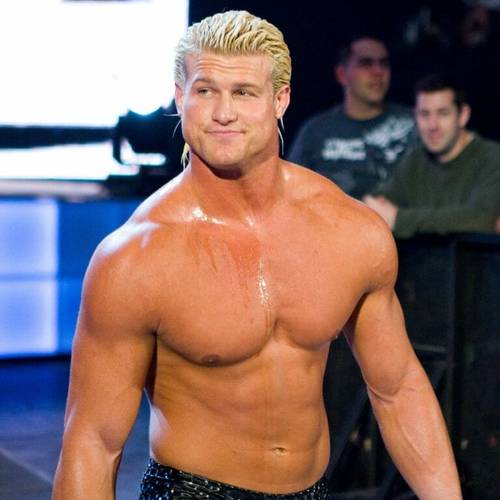 Superluchas - El luchador de la WWE Dolph Ziggler con cabello rubio parado frente a una multitud.