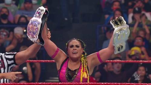 Tamina como Campeona de Parejas WWE