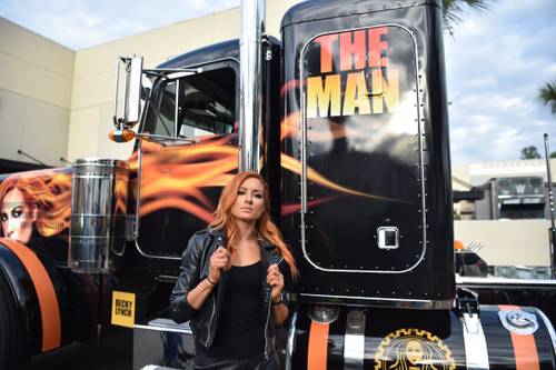 Becky Lynch con su camión (16/03/2020) / WWE