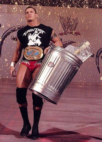 Randy Orton haciendo su entrada en Backlash 2004 para enfrentar a Mick Foley - WWE Mick Foley vs Randy Orton