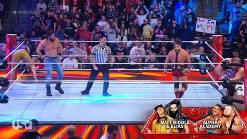 Elias y Matt Riddle vs Alpha Academy en WWE RAW 21 de noviembre 2022