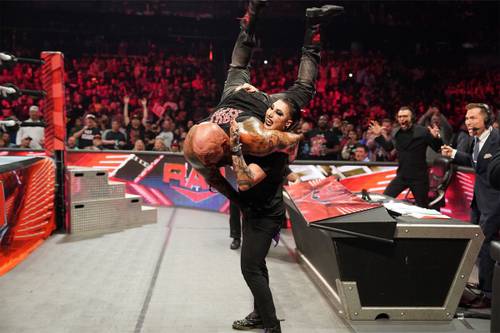 Rhea Ripley aplastando a Luke Gallows en WWE Raw