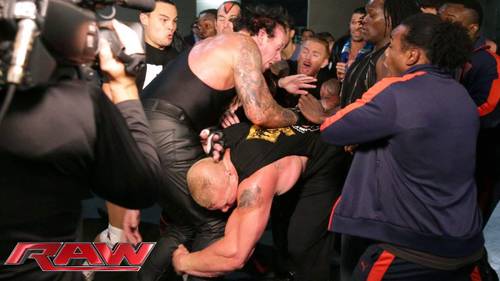 The Undertaker y Brock Lesnar en una Pelea en Backstage (WWE Raw - 20/07/2015) / YouTube.com/WWE