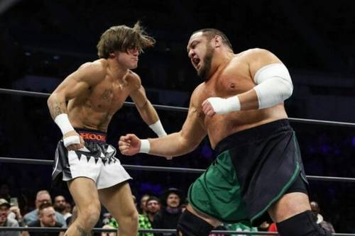 Superluchas - Dos luchadores, Juventud y Avalas, participando en un intenso combate dentro de un ring de lucha libre de AEW.