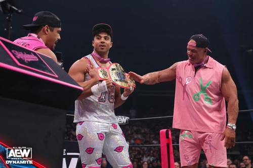 Tres luchadores vestidos con trajes rosas parados uno al lado del otro, incluido Anthony Bowens, quien quiere ser el primer campeón gay de AEW.