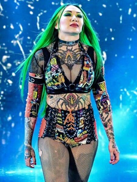 Superluchas - Shotzi, una mujer con cabello verde y tatuajes, se pavonea con confianza en el escenario de Royal Rumble 2024.