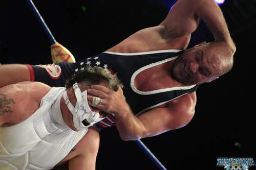 Kurt Angle castiga a Electroshock - Triplemania XX / Foto de prensa oficial - Lucha Libre AAA