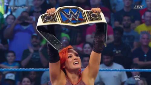 Becky Lynch como NUEVA WWE Women's Champion de WWE SmackDown Live en WWE Backlash 2016 (11/09/2016) / Twitter.com/WWE