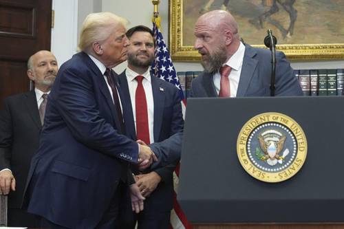 El Presidente de los Estados Unidos, Donald Trump, se da la mano con Triple H en la Casa Blanca (01 de agosto de 2025)