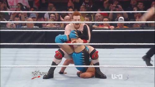 Sheamus hace rendir con un Texas Cloverleaf a Jack Swagger - WWE RAW 9/3/2012