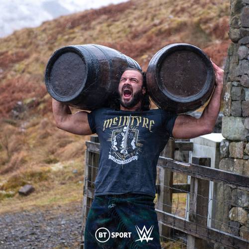 Drew McIntyre entrena al aire libre en Escocia para WrestleMania / Twitter.com/BTSportWWE Drew McIntyre amenaza a Tyson Fury