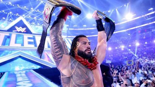 Roman Reigns saliendo campeon de WrestleMania 38