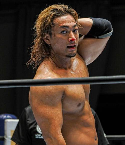Superluchas - Un luchador de NJPW con cabello largo, Shota Umino, de pie en un ring.