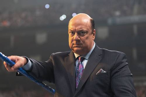 Superluchas - Un hombre de traje y corbata sosteniendo un palo azul recuerda el momento en que WWE despidió a Paul Heyman.