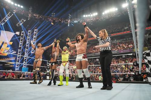 Superluchas - Un grupo de luchadores parados en el ring, Carlito expresa felicidad en familia.