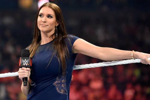 Stephanie McMahon sobre el ring de WWE