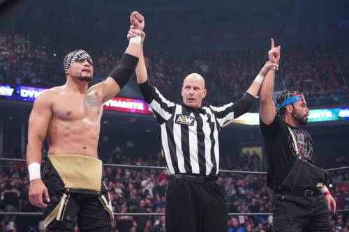 Superluchas - Ortiz y Santana, dos luchadores con las manos en alto, celebrando su combate victorioso.