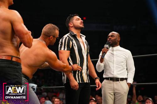 Ethan Page como parte de The Firm en AEW Dynamite