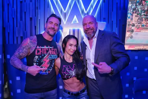 CM Punk, AJ Lee y Triple H en WWE SmackDown del 05 de septiembre de 2025