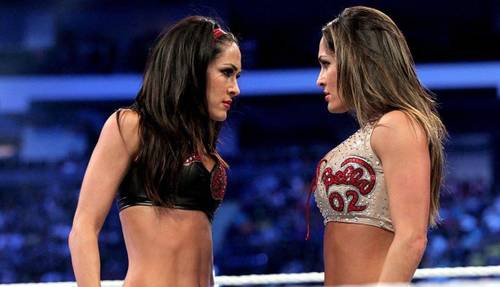 Superluchas - Las Bella Twins, dos mujeres paradas una al lado de la otra en un ring de lucha libre, expresan su deseo de que sus hijos las vean en acción.