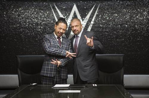 Shinshuke Nakamura es Bienvenido a WWE por Triple H (02/02/2016) / Twitter.com/TripleH