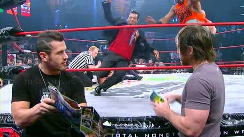 TNA Wrestling iMPACT (6 agosto 2009) - Alex Shelley con una revista Súper Luchas