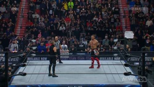 Superluchas - Luchadores de la WWE en un ring con una multitud al fondo.
