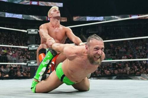 Superluchas - Dos luchadores luchan en el ring durante el viaje tranquilo de la lucha libre.