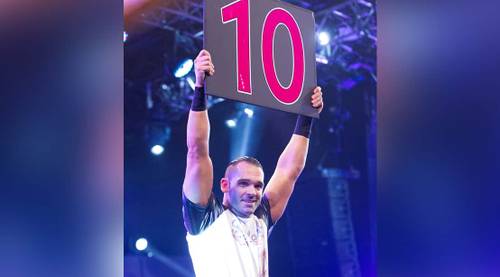 Tye Dillinger sostiene un cartel con el número 10 que lo identifica como “El Diez Perfecto” / WWE©