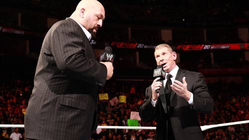 The Big Show (izquierda) y Vince McMahon (derecha) en el Aniversario 20 de WWE RAW (14/01/2013) / ©WWE