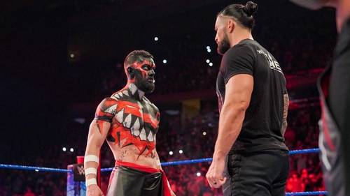 Finn Bálor y Roman Reigns en el episodio de SmackDown del 10 de septiembre de 2021 - WWE
