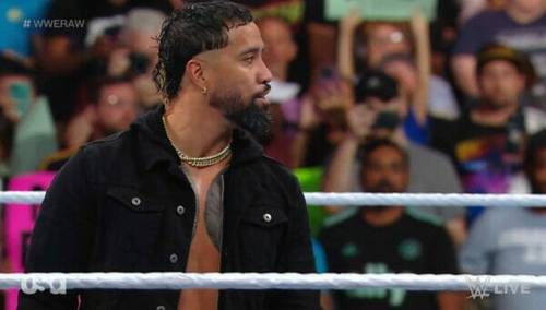Un hombre con una chaqueta negra parado frente a una multitud durante WWE RAW en septiembre de 2023.
