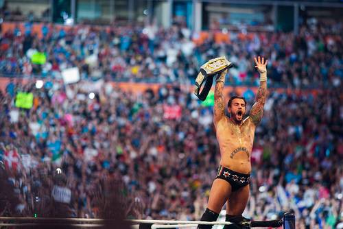 CM Punk guarda cosas de WWE