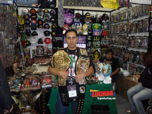 Edgar Bernal en su Stand de la Expo Lucha Libre La Experiencia V / Photo by: Súper Luchas