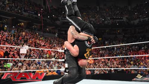 The Undertaker aplica El Martinete (Tombstone PIledriver) a Brock Lesnar en Raw (17/08/2015) / WWE©